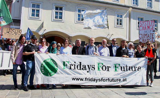 Religions for Future VertreterInnen mit Fridays For Future OrganisatorInnen in Linz 19.4.2019